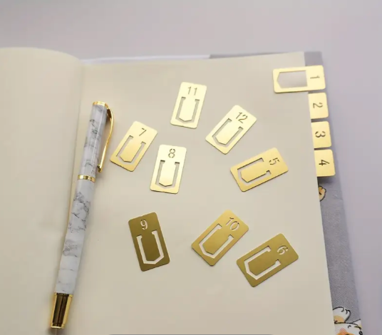 Marque page numéro laiton