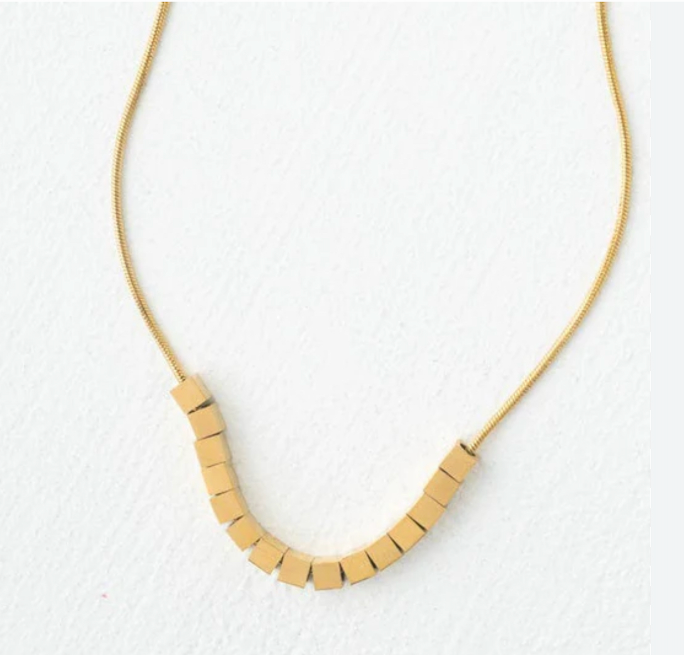 collier doré petit cube