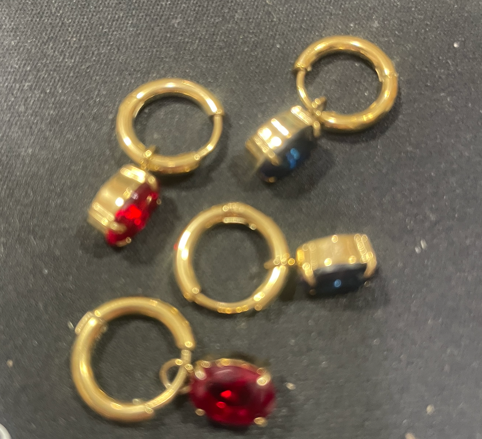 Boucle oreille pierre rouge bleue