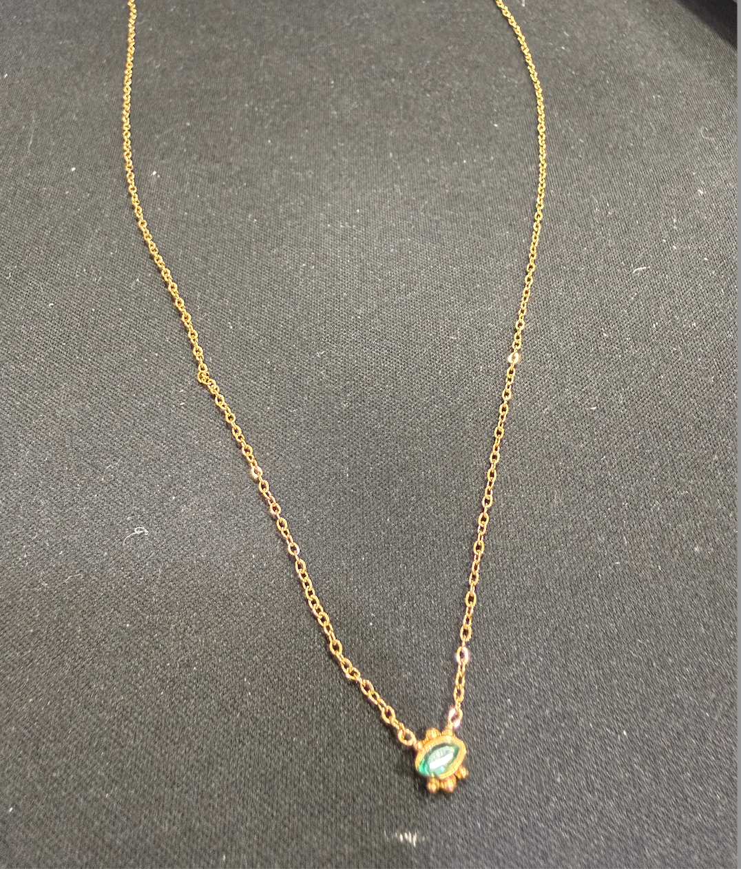 collier doré fin pierre verte