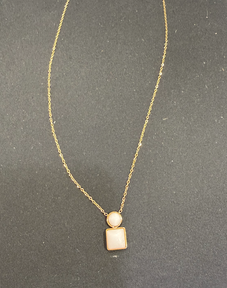 collier dore pierre blanche carre et ronde