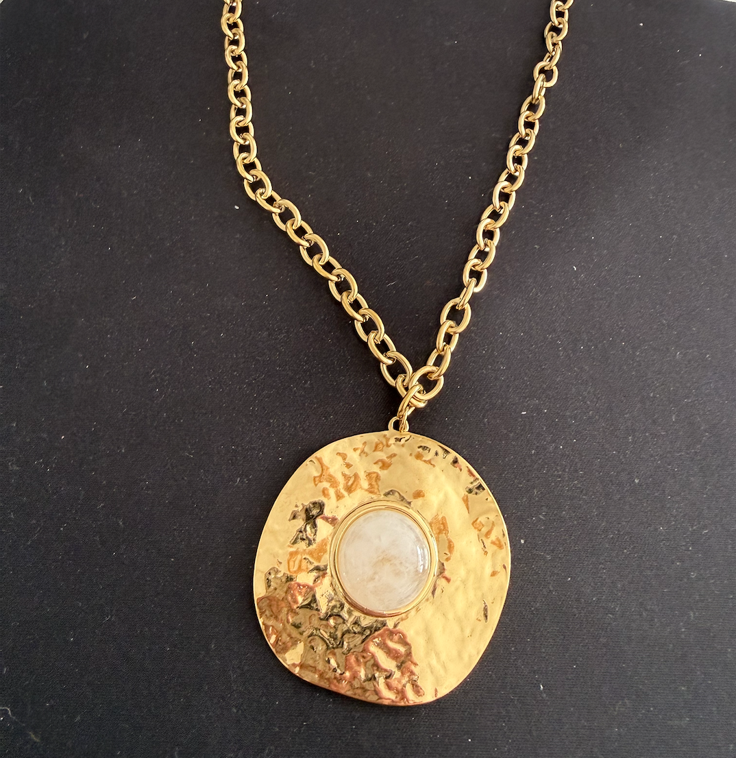 collier sautoir dore grosse médaille pierre beige