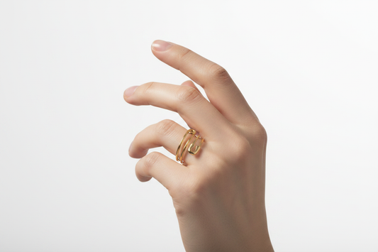Bague épingle dorée sur main féminine fond lumineux
