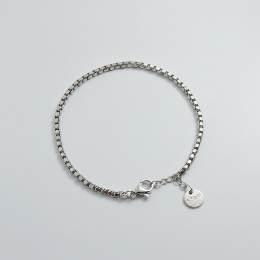 Bracelet argenté fond studio