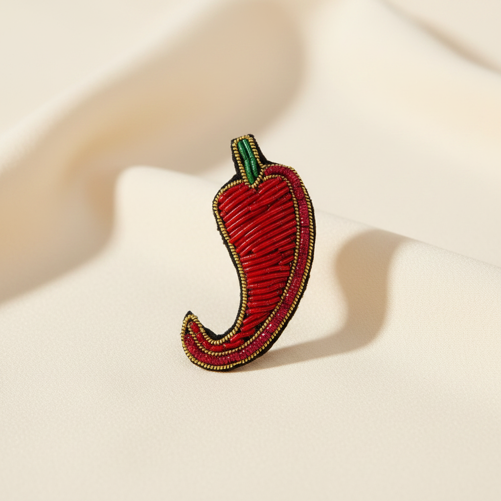 Broche brodée piment