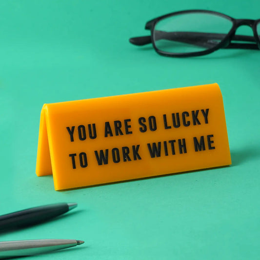 Plaque de bureau jaune « Vous avez tellement de chance de travailler avec moi »