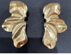 Boucle oreille dorée feuille