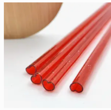 Grandes pailles coeurs rouges