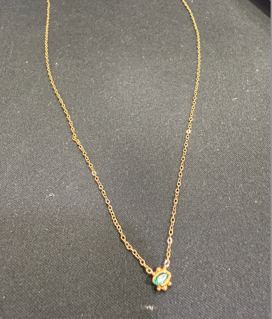 collier doré fin pierre verte