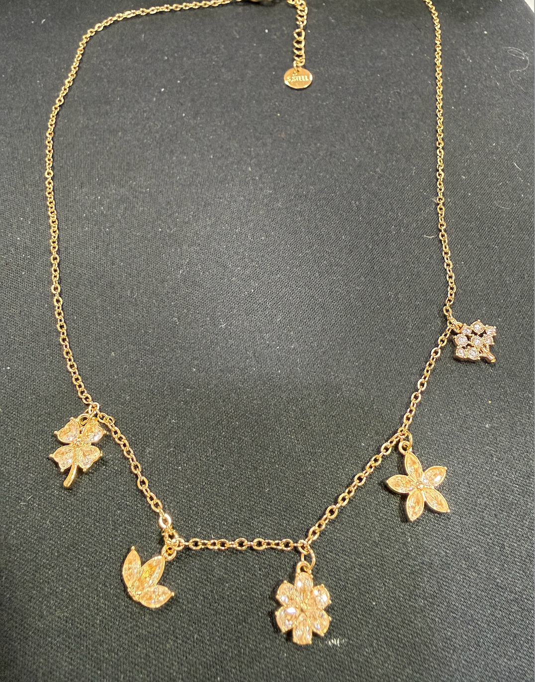 collier pampille strass trefle fleur