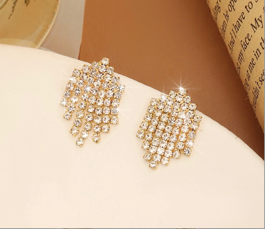 Boucle d'oreille pendante courte strass dore