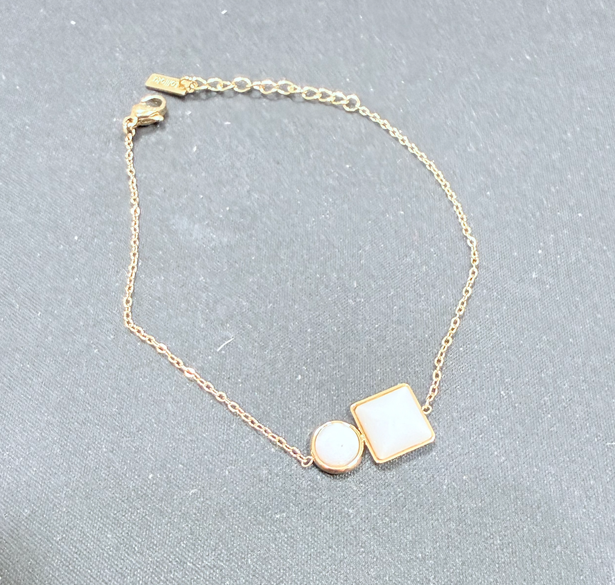 Bracelet dore pierre blanche carre et rond