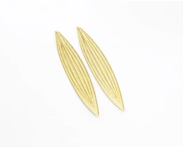 Boucle oreille dore feuille allongée