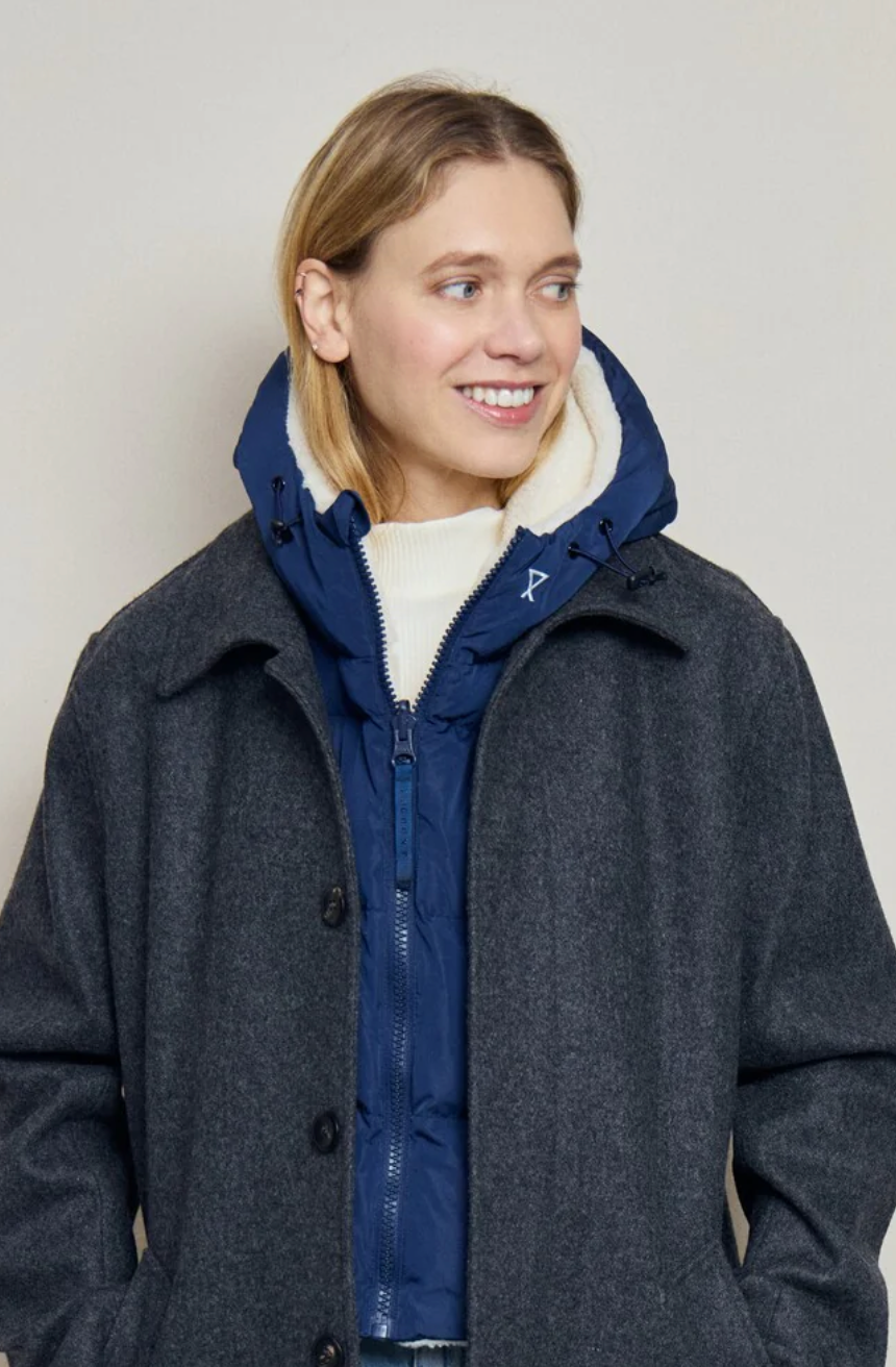 Capuche doudoune bleu marine et écru effet mouton