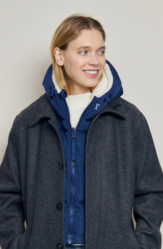 Capuche doudoune bleu marine et écru effet mouton