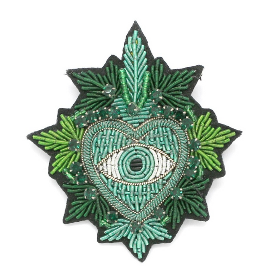 Broche brodée coeur oeil vert
