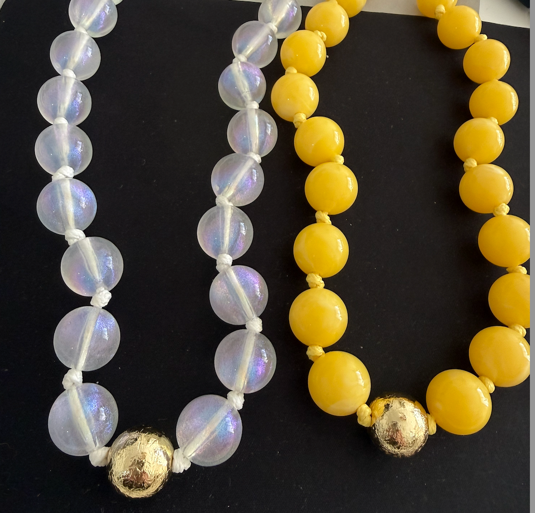collier perle plastique et boule dore