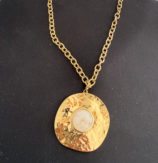 collier sautoir dore grosse médaille pierre beige