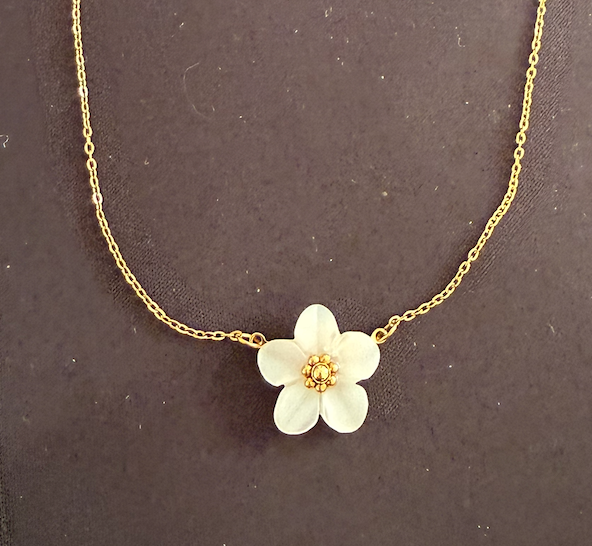 braclet dore fleur blanche