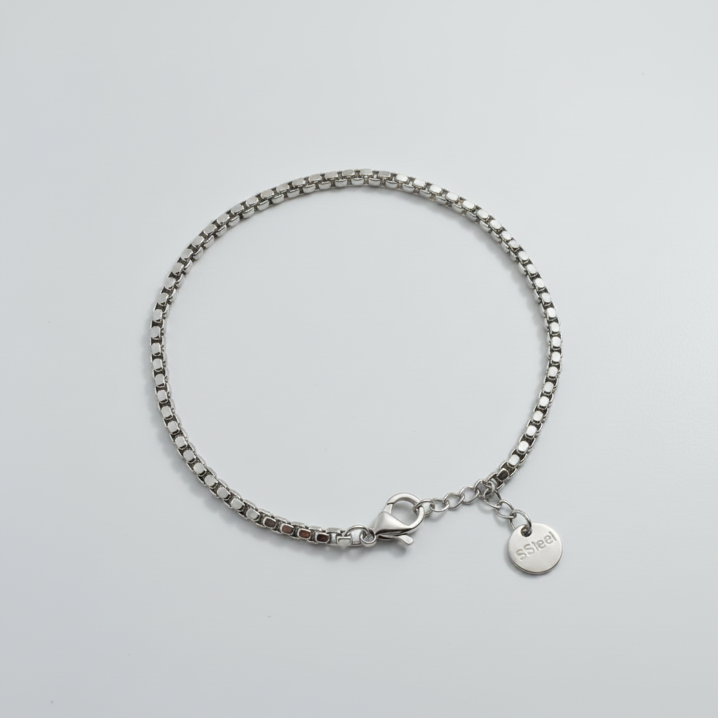 Bracelet argenté fond studio