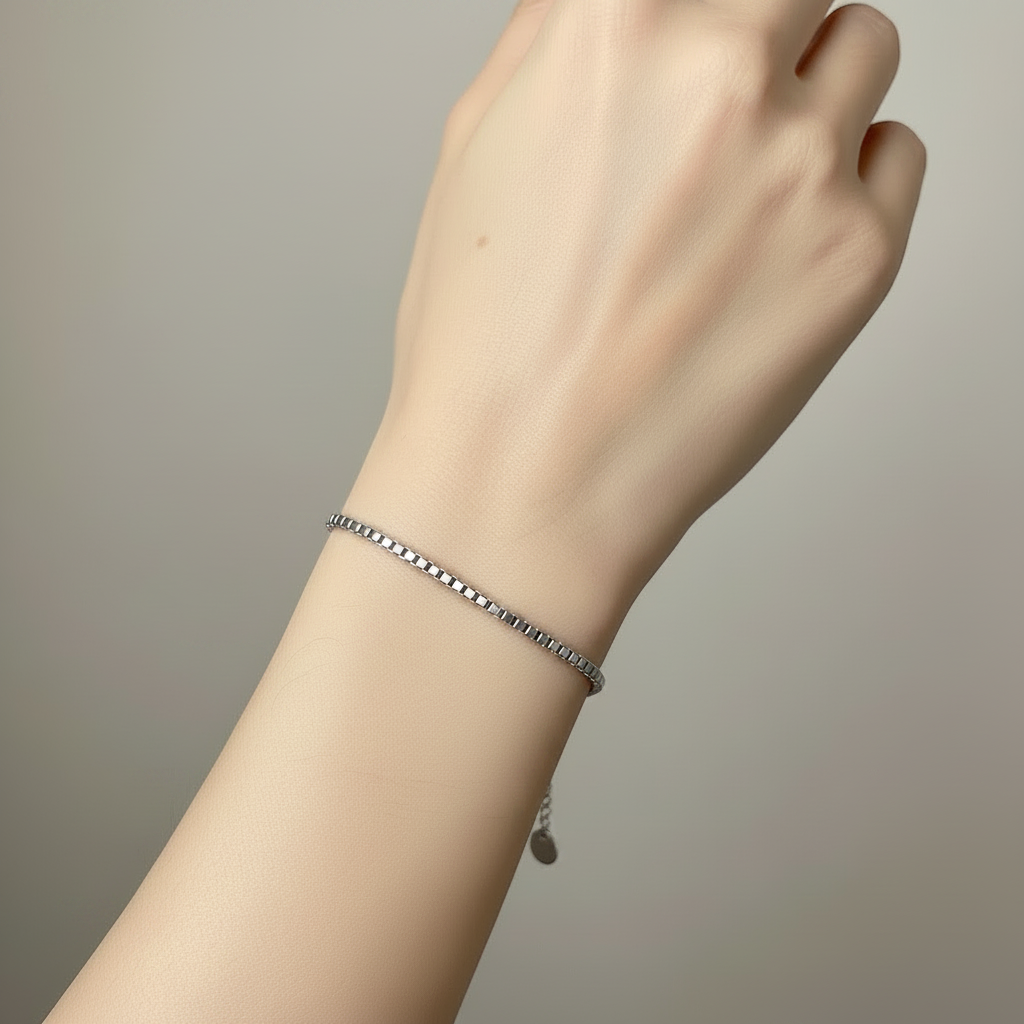 Bracelet argenté sur poignet sans fermoir