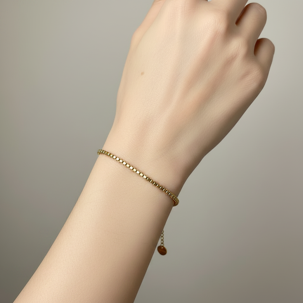 Bracelet doré sur poignet sans fermoir
