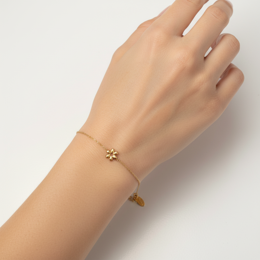 Bracelet fleur dorée sur poignet