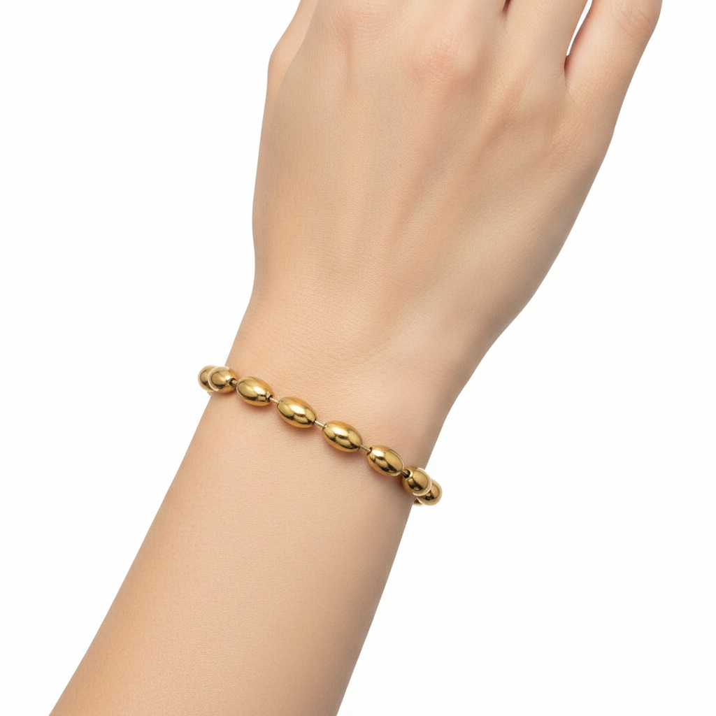 Bracelet perles ovales dorées sur poignet