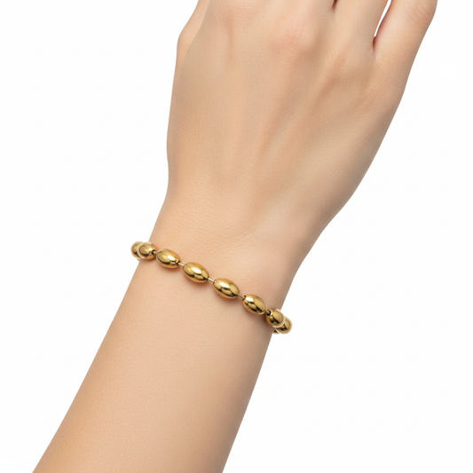 Bracelet perles ovales dorées sur poignet