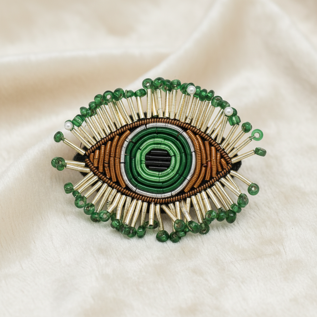 Broche brodée oeil cils perles