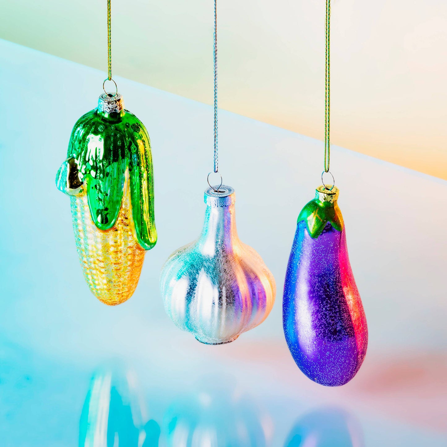 Boule de Noël en forme d'aubergine violette amusante