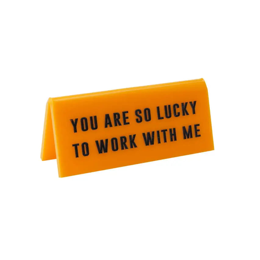 Plaque de bureau jaune « Vous avez tellement de chance de travailler avec moi »